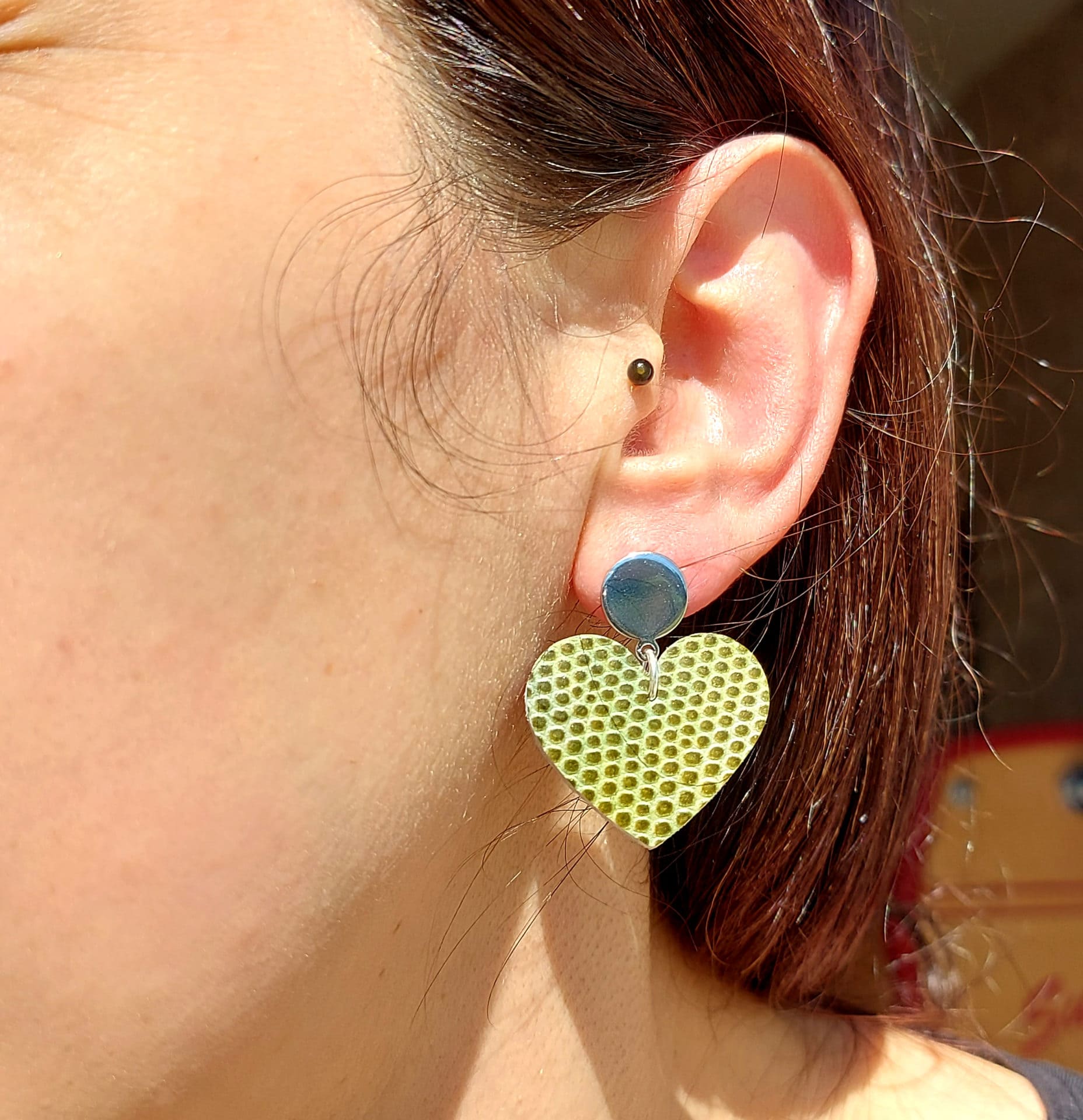 boucles d'oreilles en cuir vert à motif forme cœur