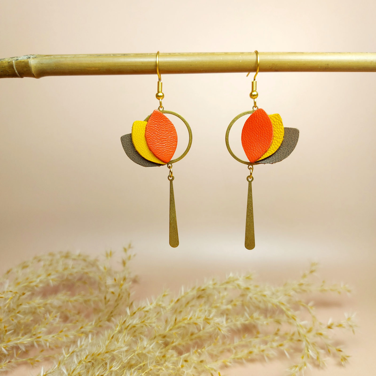 Boucles d'oreilles pendantes en cuir corail jaune et taupe