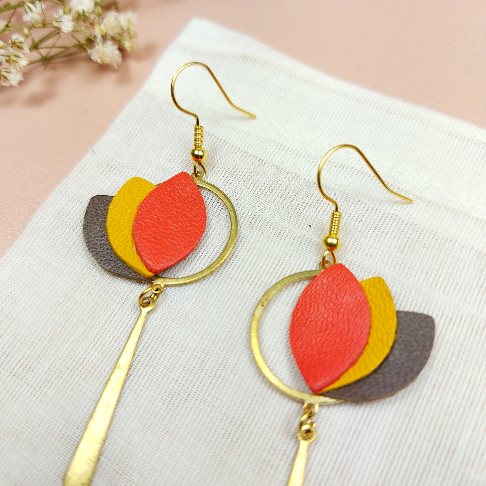 Boucles d'oreilles pendantes en cuir corail jaune et taupe