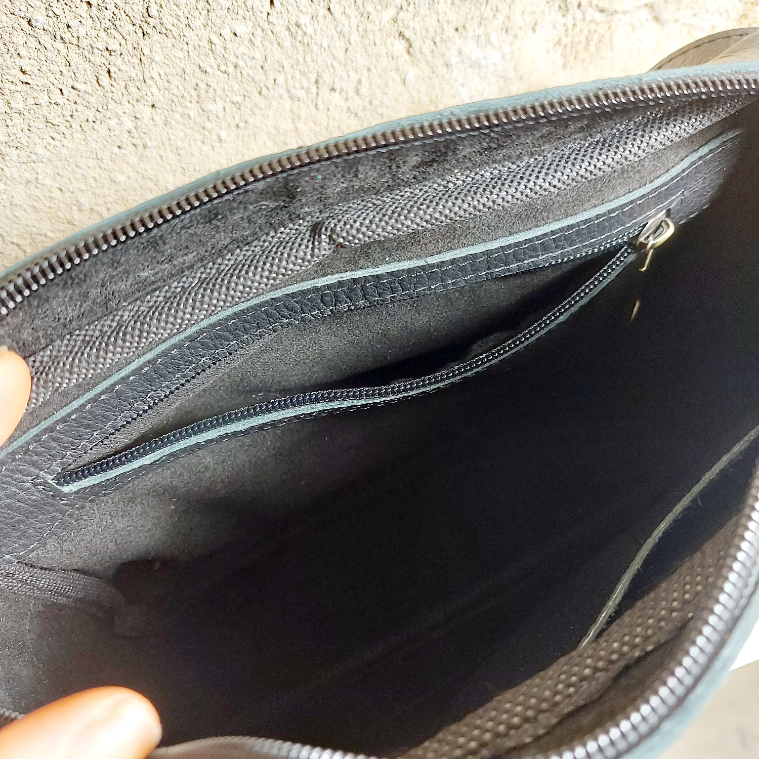 Sac bandoulière en cuir noir façon trotteur