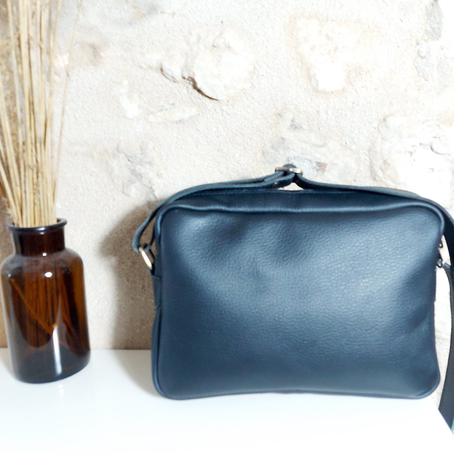 Sac bandoulière en cuir noir façon trotteur