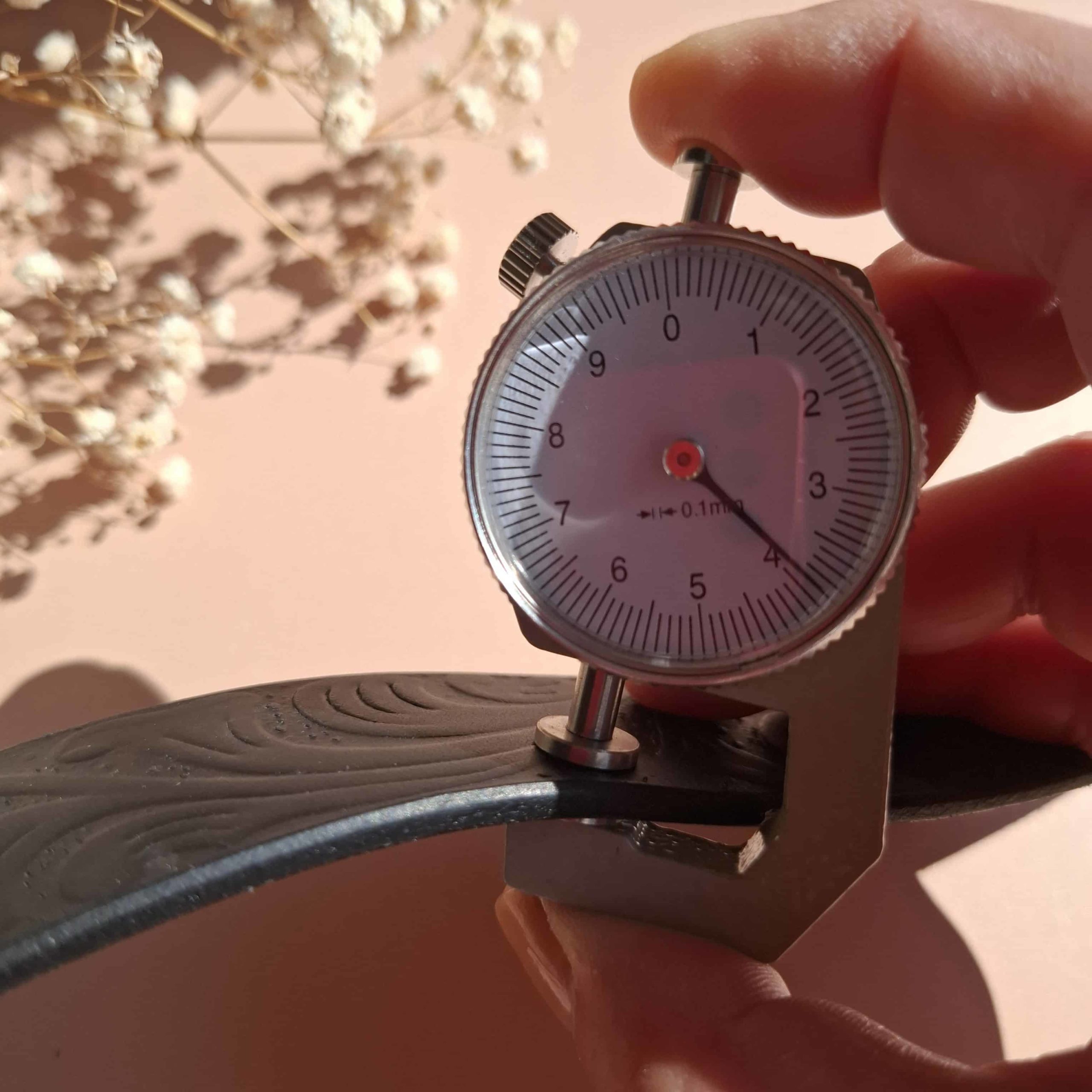 ceinture noire en cuir avec motif boucle laiton massif