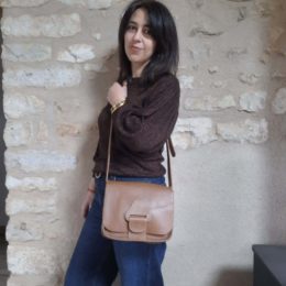 sac vintage cuir beige porté par une femme